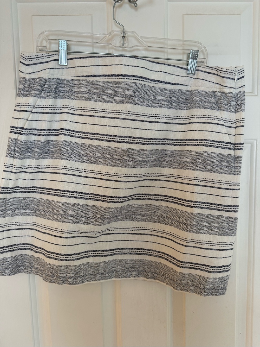Tommy Hilfiger White/ Blue  Striped 100% Cotton Mini Skirt with pockets. Sz 14